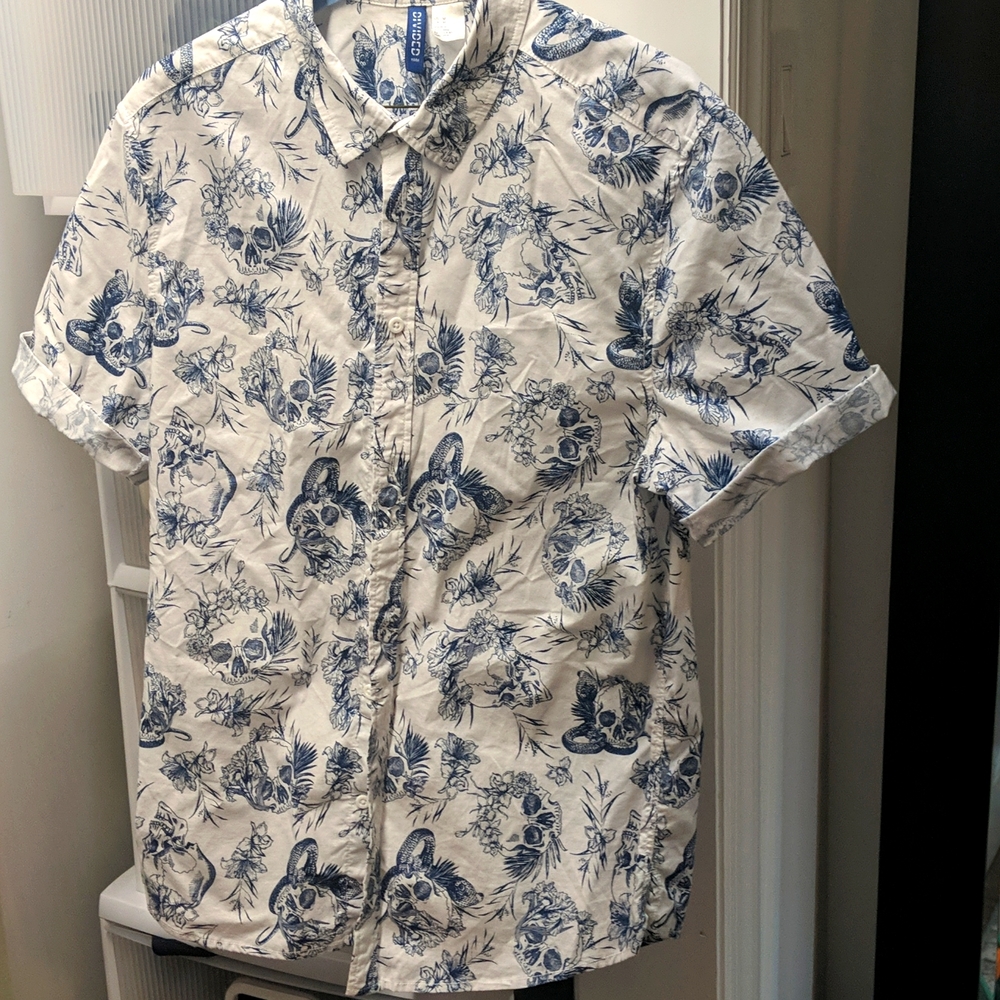 H&M short sleeve skull blue white button down size M